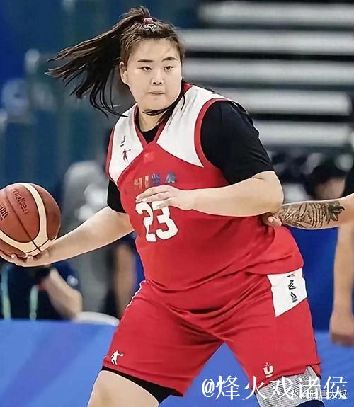 姑娘优雅转体上篮，姿态真帅气！