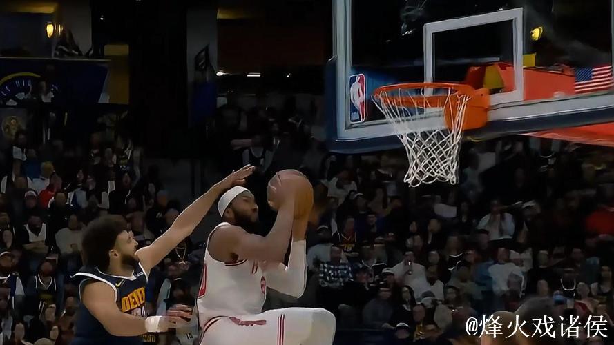 奥科吉底角突破,空中腾挪避开默里完成2+1暴扣 奥科吉底角突破,空中腾挪避开默里完成2+1暴扣