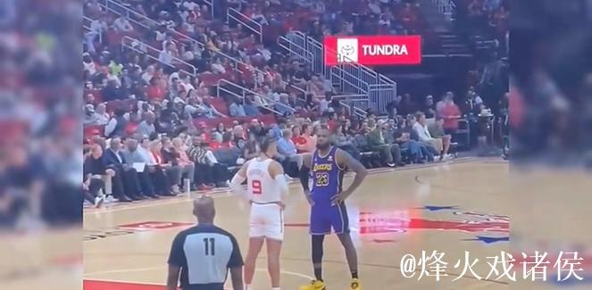 湖人比赛暂停时狄龙与詹姆斯对视引发热议